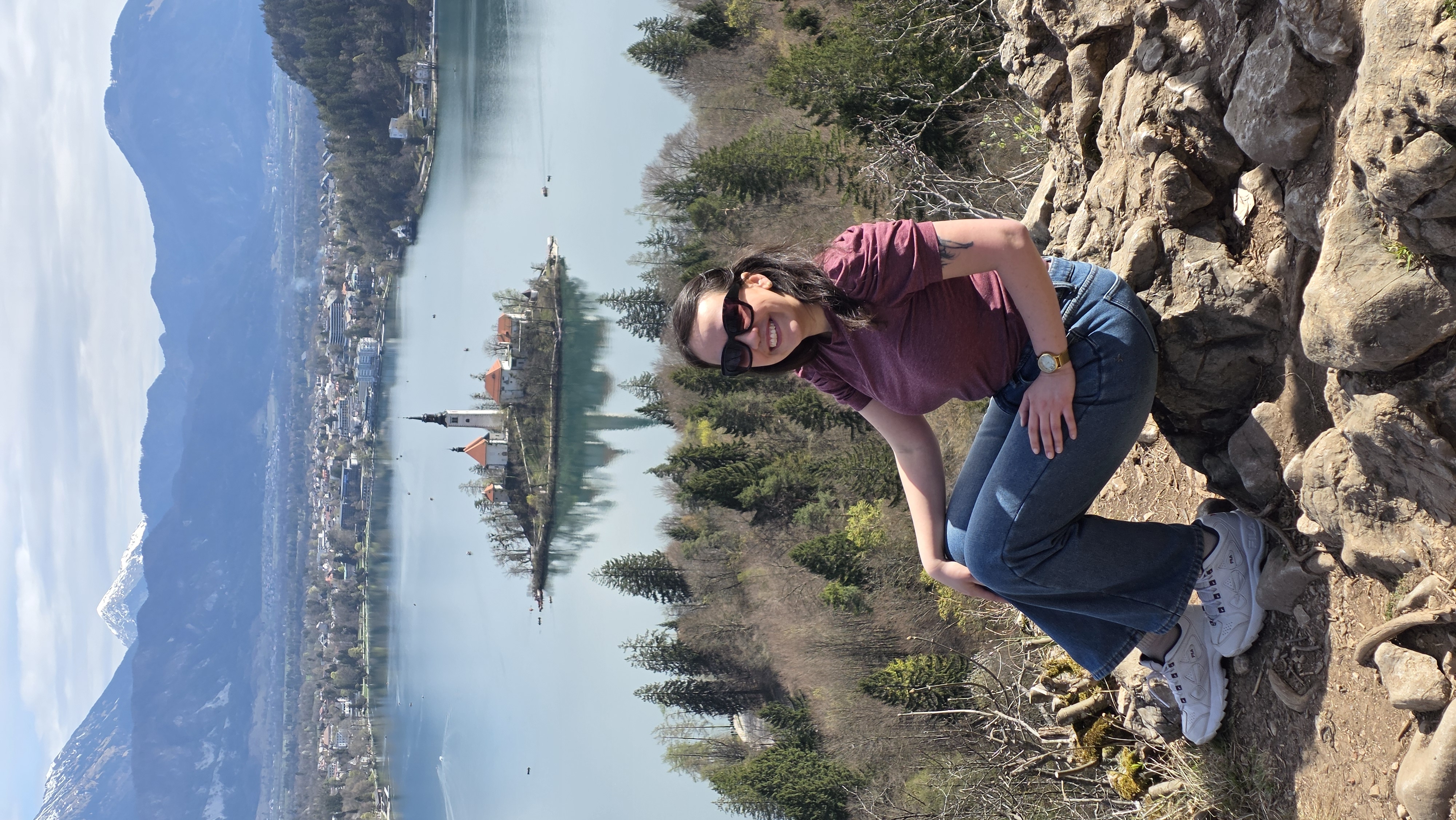 Amanda com o Lago Bled ao fundo