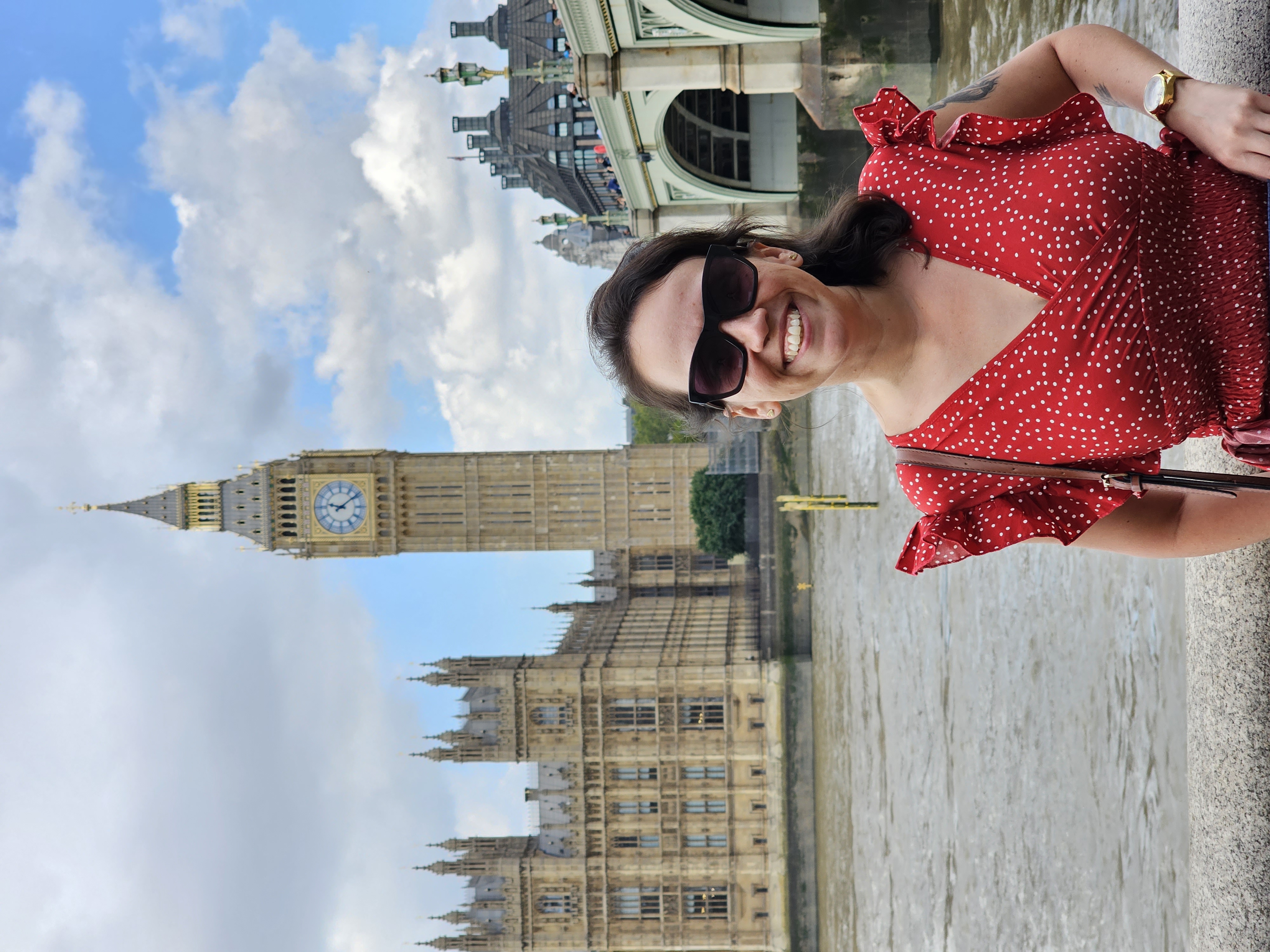 Amanda em frente ao Big Ben, em Londres