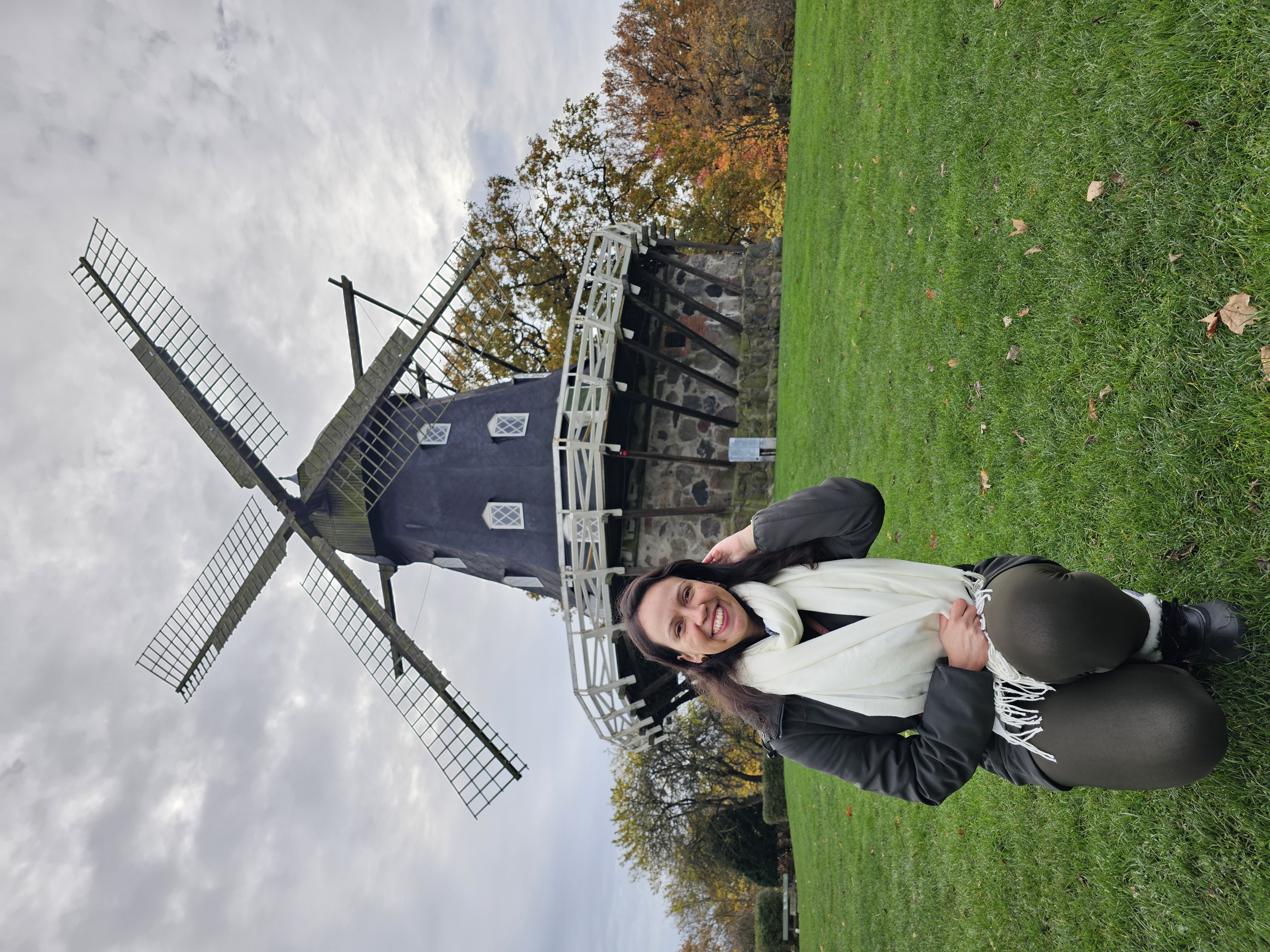 Amanda em frente a um moinho em Malmö