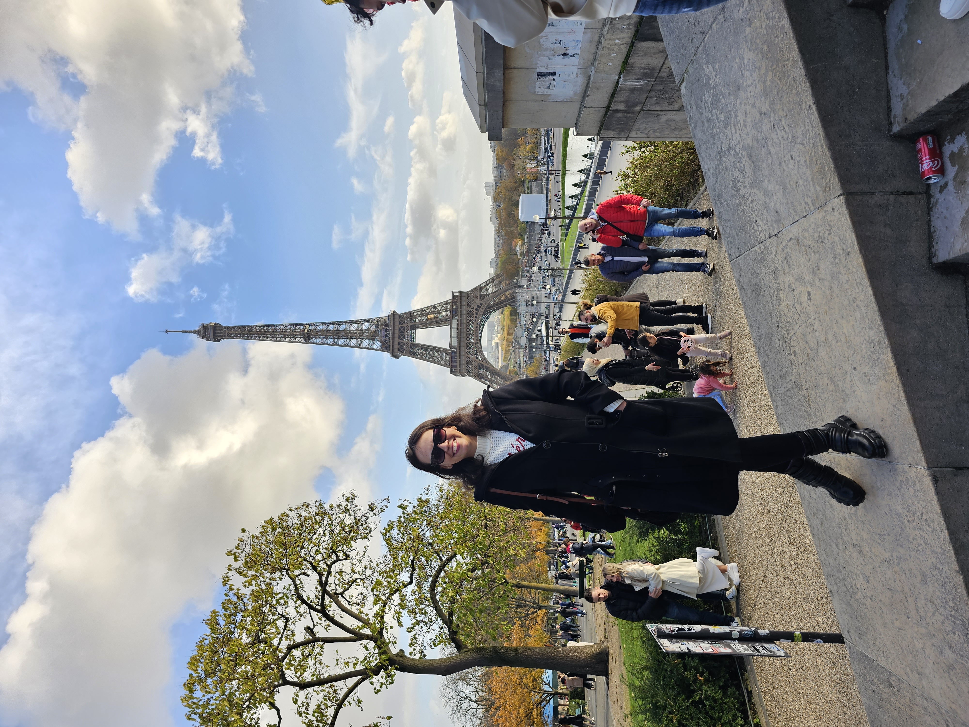Amanda em frente à Torre Eiffel, em Paris