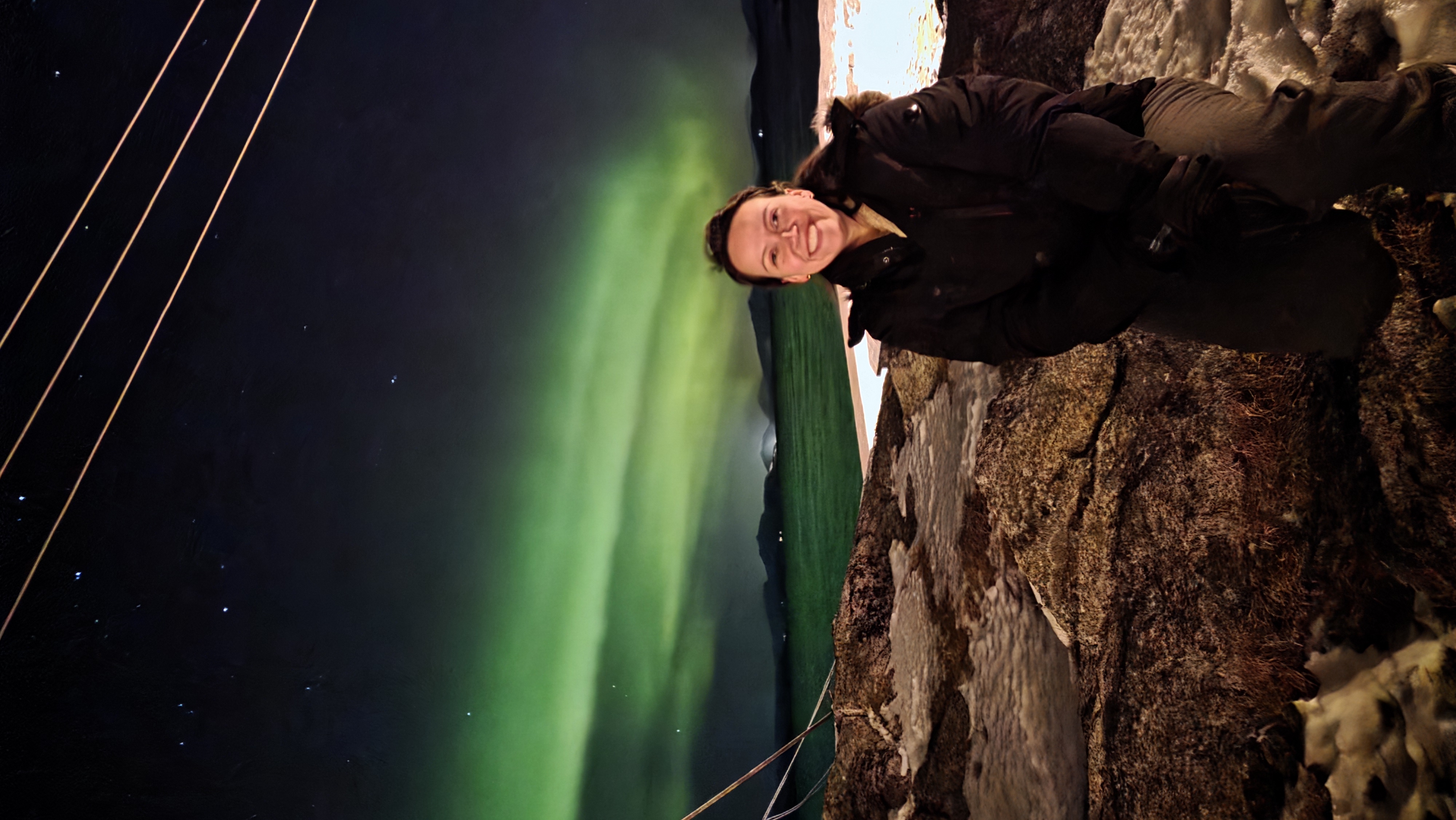 Amanda sob a aurora boreal, na Noruega